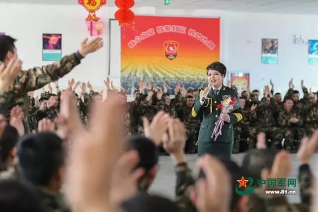 文工团明星最近都去哪儿:宋祖英到海军基层慰问