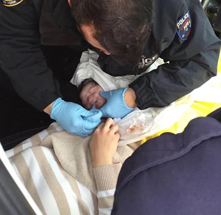 纽约华裔孕妇在高速公路生女，警方急救人员接生。