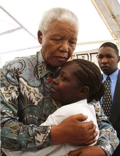 2008年曼德拉拥抱女艾滋病患者 承诺投身抗艾
