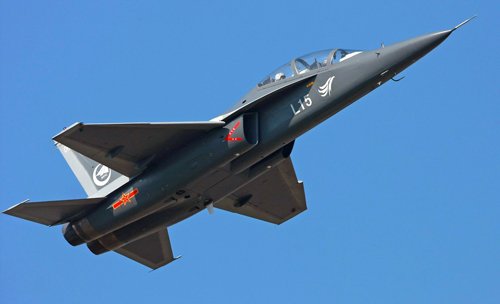 l-15猎鹰将助飞中国空军