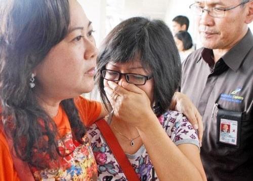 亚航失联客机家属机场痛哭：我有7名亲人在机上