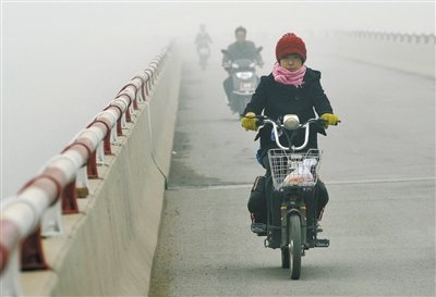 10月22日，辽宁省朝阳市，市民在大雾中出行。新华社发