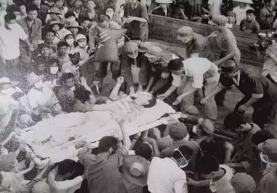 救出在开滦总医院楼下被埋八天七夜的矿工