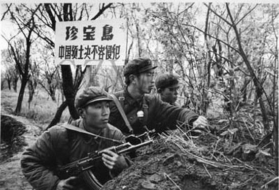 中苏激战珍宝岛:解放军战士头部中弹后仍向前
