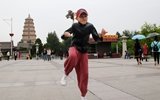 9岁娃跳街舞拥80万粉丝 网友:孩子有童年吗?
