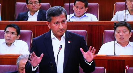 新加坡防长:李显龙致函梁振英索要被扣装甲车