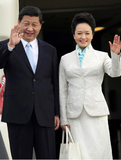 习近平携夫人彭丽媛抵达坦桑尼亚访问