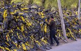 北京万辆损坏共享单车堆成山