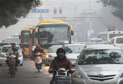 2011年11月17日7时20分,山东济南,山东师范大学附属小学的校车与小客车混行。陈宁 摄