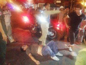 当街打架骂警的4名男子被押上警局。（柬埔寨《星洲日报》）