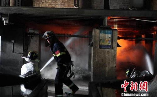 湖北枝江一企业百吨玻璃熔浆泄漏 未致人员伤亡(图)