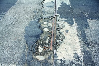 南京长江大桥暴雨后被“冲出”117个坑洞(图)