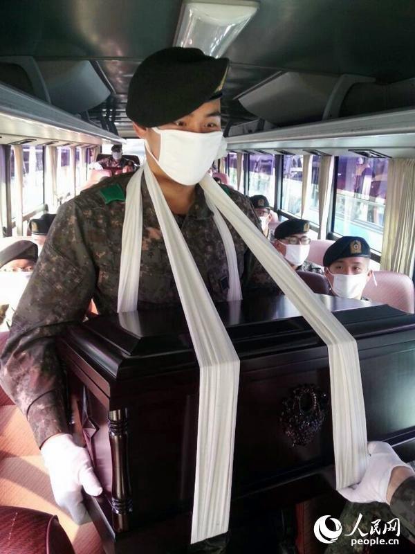 韩国运送437具中国人民志愿军烈士遗骸回归中国