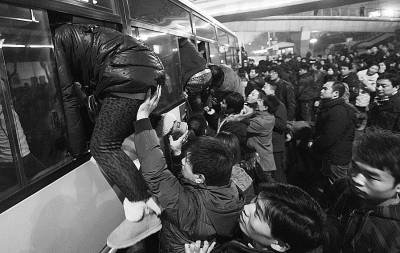 2月13日傍晚5点半，在北京国贸附近的一辆815路公交车前，各路“武林高手”上演了挤公交车的“绝活”。郭谦/CFP