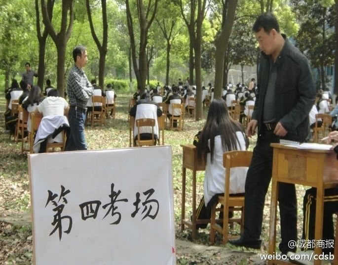 高清图—湖北荆州成丰学校高一高二学生期中考试考场搬进树林