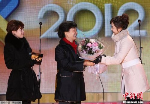 2012年12月19日，韩国执政党新国家党总统候选人朴槿惠在韩国第18届总统选举中获胜，将成为韩国首位女总统。朴槿惠于19日晚在光化门发表胜选演讲时表示，她将成为落实承诺和关切民生的总统。