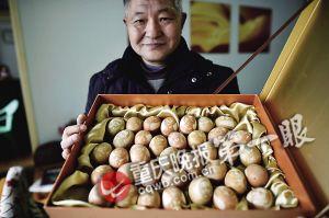 重庆手工艺人用鸡蛋刻头像 12年作品近千个(图)