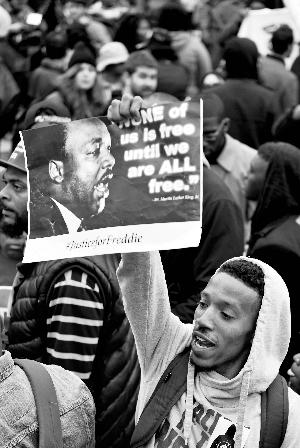 美国非洲裔青年被拘期间死亡 民众抗议暴力执法