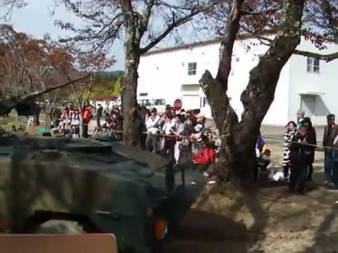 日本自卫队纪念日活动 96式装甲车跑掉轮子(组图)