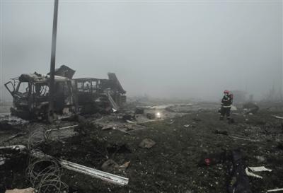 天津爆炸事故消防员运尸体:大多数遗体被烧焦