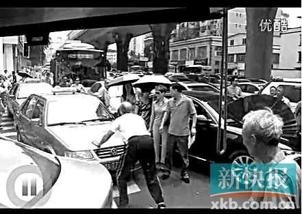 120救护车被困车流 老外手挡汽车让其通过(图)