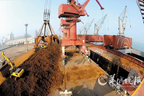 江苏连云港港口码头装运、转运稀土一片繁忙景象 （资料图片）