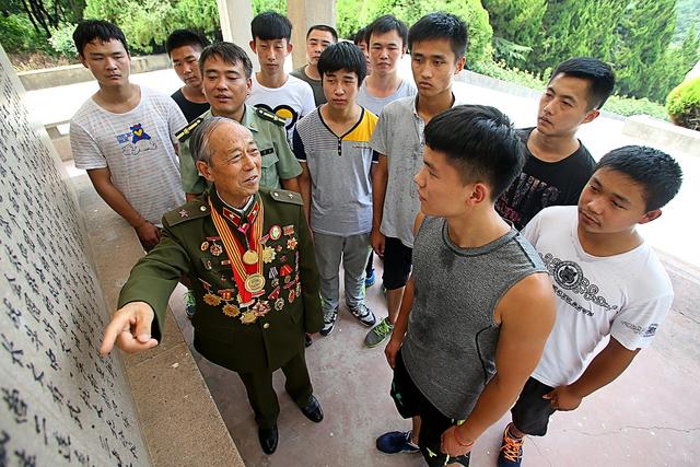 "的战友赵明才老人在烈士陵园为大学生应征青年讲述抗战故事 殷永达