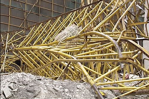  上海 一 在建工地 发生塔吊 倒塌 事故 致1人死亡_