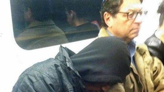美国纽约65岁犹太裔男子泰尔上周乘地铁时，坐在其身旁的一名陌生黑人男子将头靠在他肩上睡觉。（视频截图）