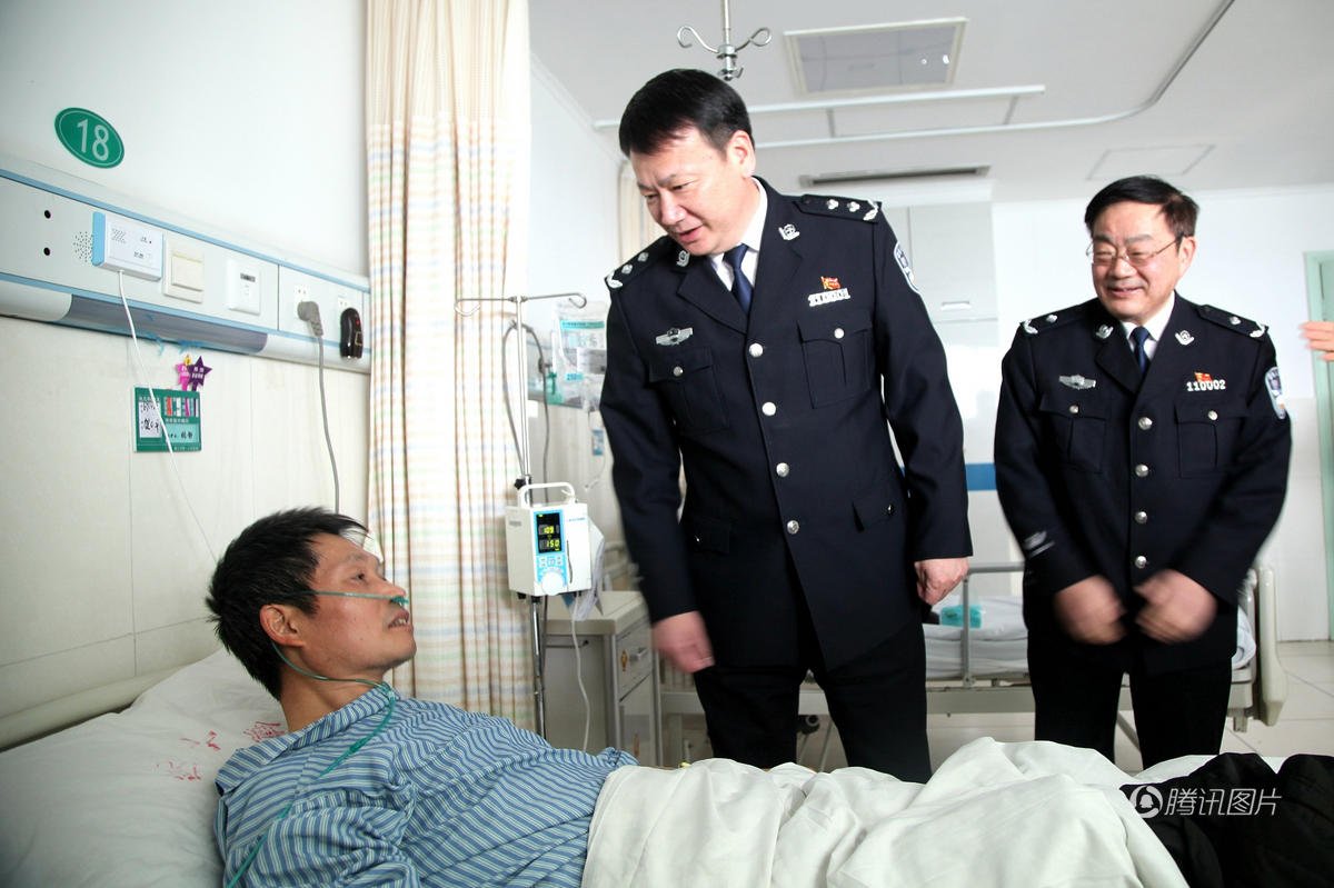 江苏警察被刺重伤 浴血50米勇斗凶徒