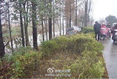 江苏小伙学韩剧开车吻女友 车撞绿化带缝了5针