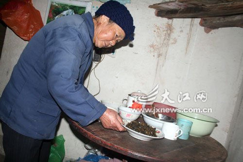 八旬母亲捡废品养患病女儿 一年仅吃三次肉(图)