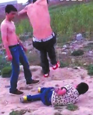 北京一少年遭三青年围殴 晕倒后被围殴者浇尿