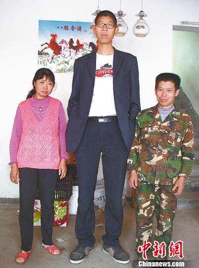 江西“小巨人”身高2.05米50码大脚买鞋成难题