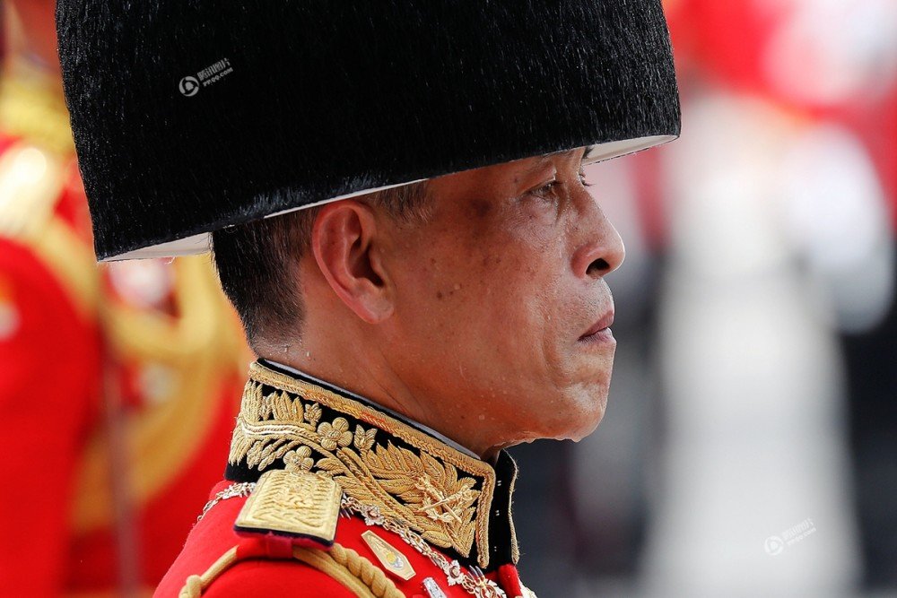 泰国国王出席先王火化仪式 穿戴隆重汗流不止