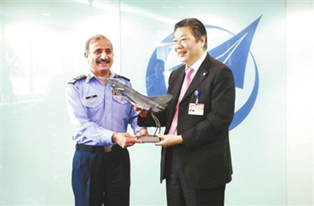 巴基斯坦空軍參謀長到訪中航工業 獲贈殲10模型