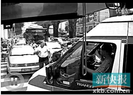 120救护车被困车流 老外手挡汽车让其通过(图)
