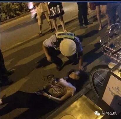 Ů����糵�޹ʱ��߷� ͷ������������Բ���