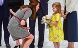英国王妃半蹲身子接受小女孩献花