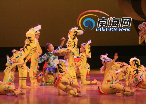 庆六一文艺汇演在海口市人大会堂举行