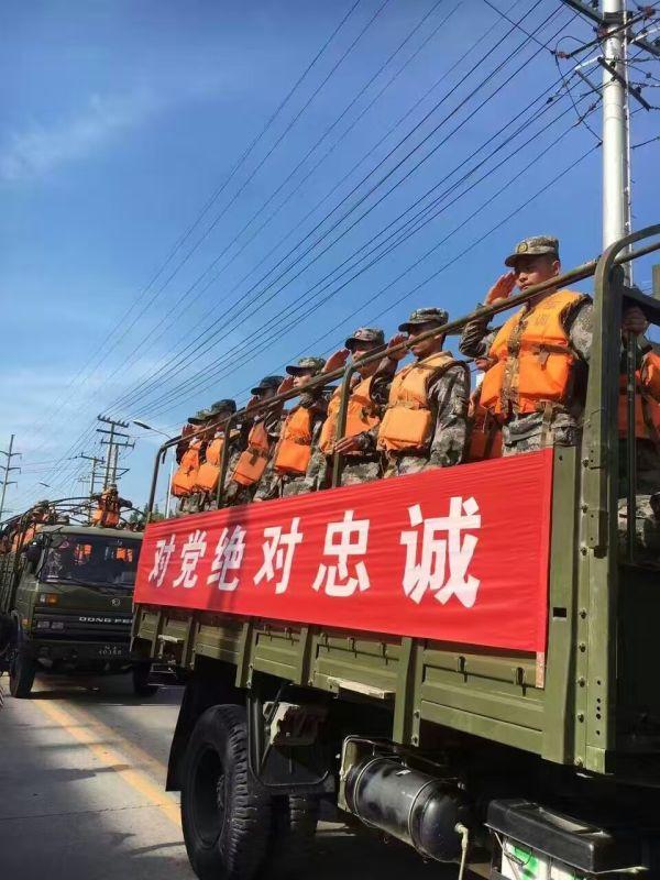 无为人民夹道数公里欢送抗洪部队