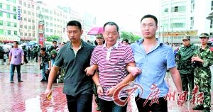 胡某星(中)被抓捕归案。