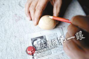 重庆手工艺人用鸡蛋刻头像 12年作品近千个(图)