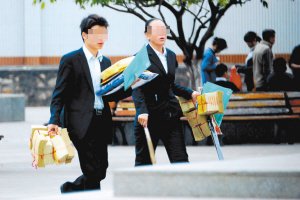 混迹于殡仪馆内的