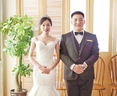 新婚夫妇20年前曾在他人婚礼上"合影,姻缘天注定!