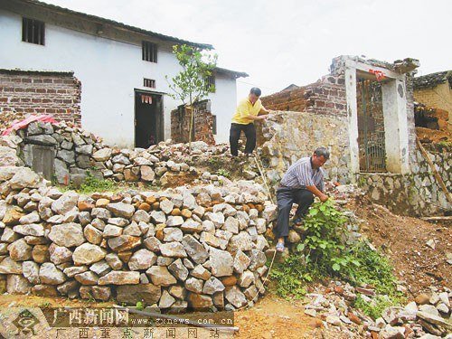 村民房屋被坟墓包围 每日只能爬墙出入(组图)