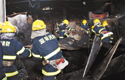 深圳市场大火16人遇难 媒体追问消防栓为何失