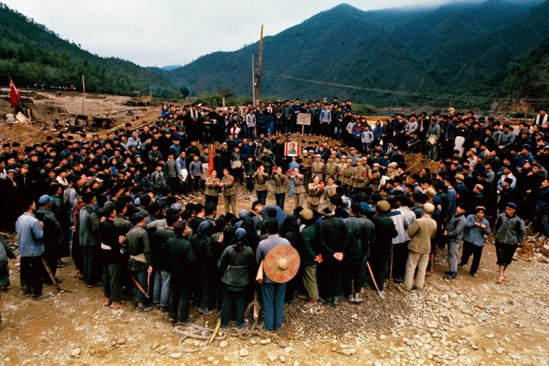 1966年,串联学生在水利工地上向农民宣传毛泽东思想。 1966年,串联学生在水利工地上向农民宣传毛泽东思想。