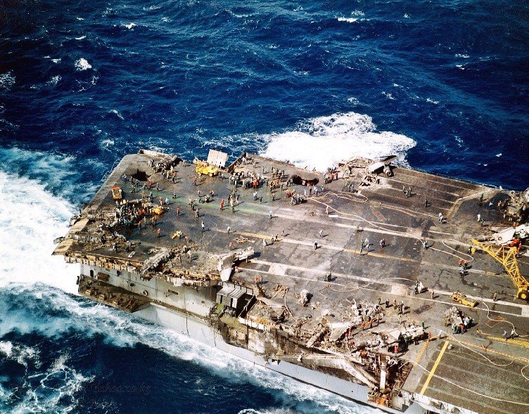 组图:企业号航母曾遭大火 被炸出五个大洞