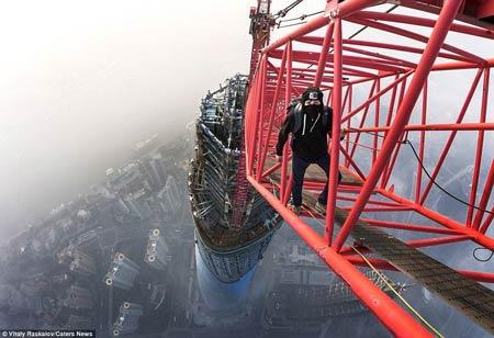 俄都市忍者攀爬中国第一高楼 俯拍上海(图)